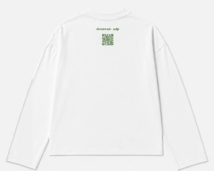 T-shirt manches longues boxy blanc, de dos, avec donovan.adp et un QR code sous le col.