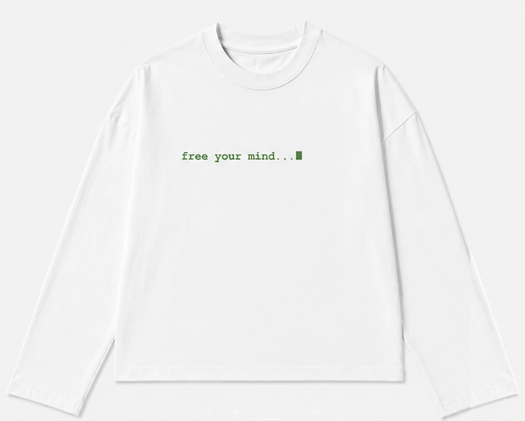 T-shirt manches longues boxy blanc, de face, avec l’inscription free your mind… et un curseur sur la poitrine.