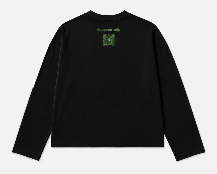 T-shirt manches longues boxy noir, de dos, avec donovan.adp et un QR code sous le col.