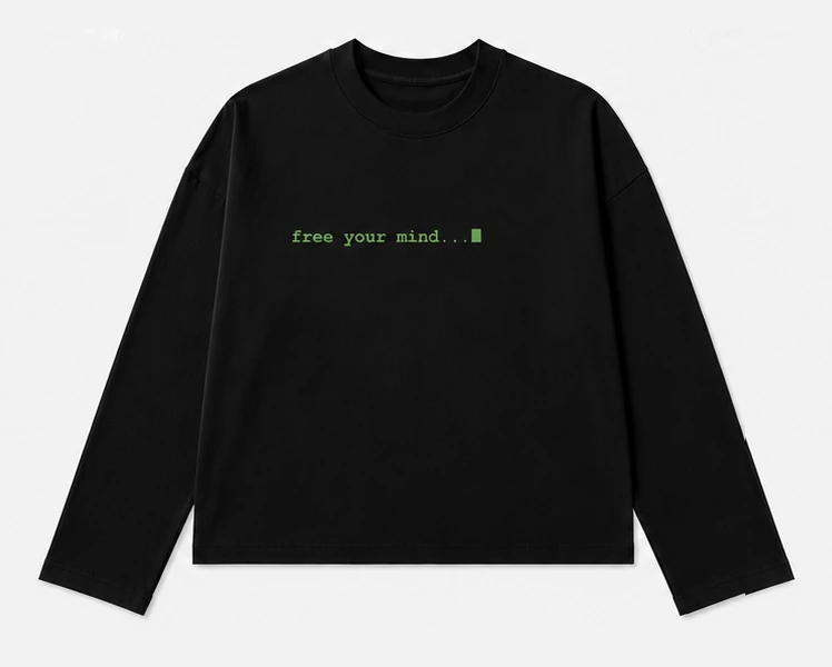 T-shirt manches longues boxy noir, de face, avec l’inscription free your mind… et un curseur sur la poitrine.